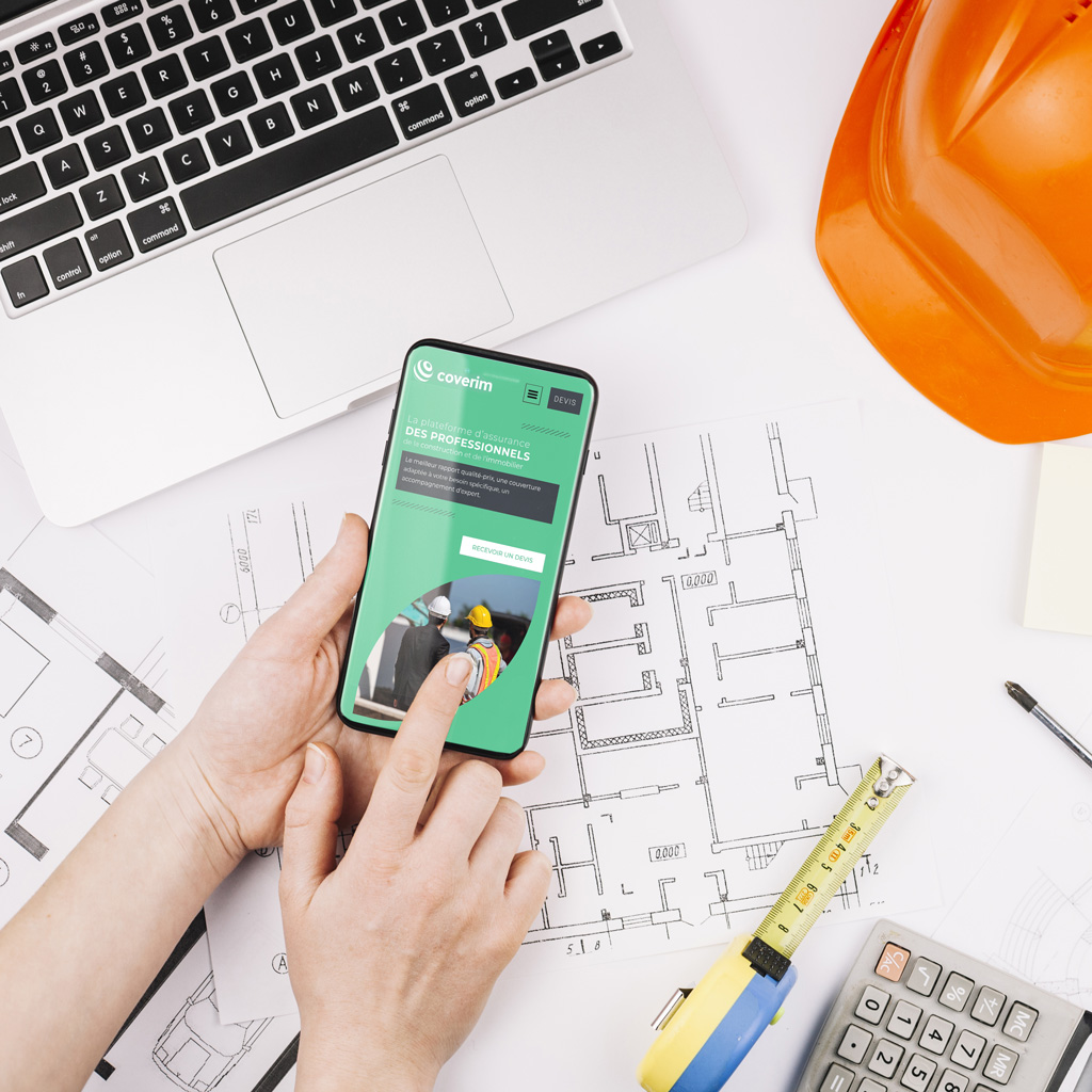 Image d'un client qui s'apprête à contacter Coverim sur son mobile.